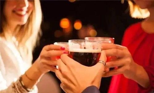 成人喝啤酒的视频真实